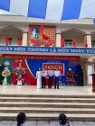 Đại diễn lãnh đạo xã lên tặng hoa nhà trường